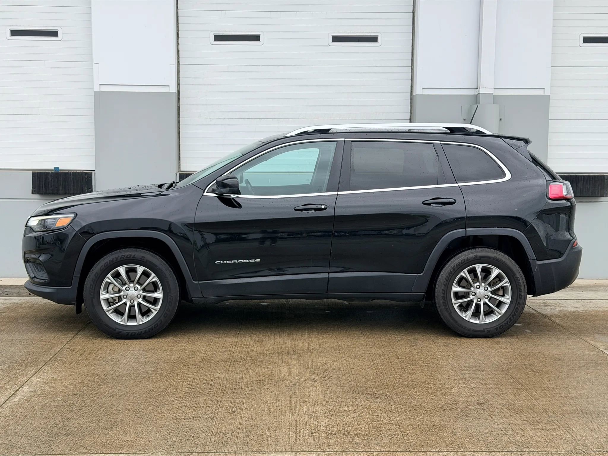 Used 2019 Jeep Cherokee Latitude Plus w/ Cold Weather Group AWD/4WD image 2
