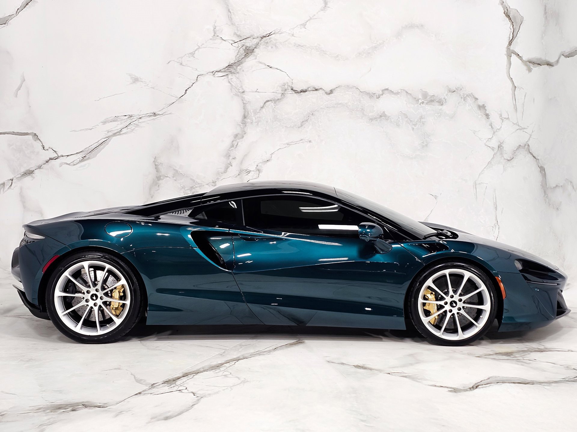 Used 2023 McLaren Artura image 14