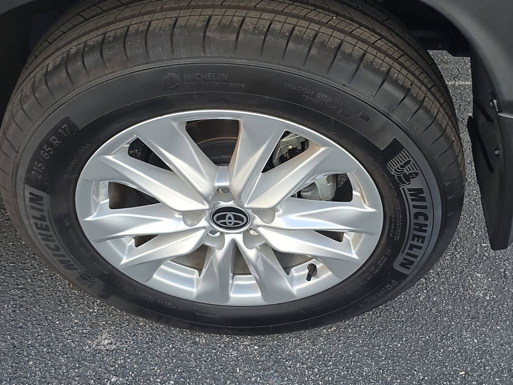 Used 2025 Toyota Corolla Cross LE image 8