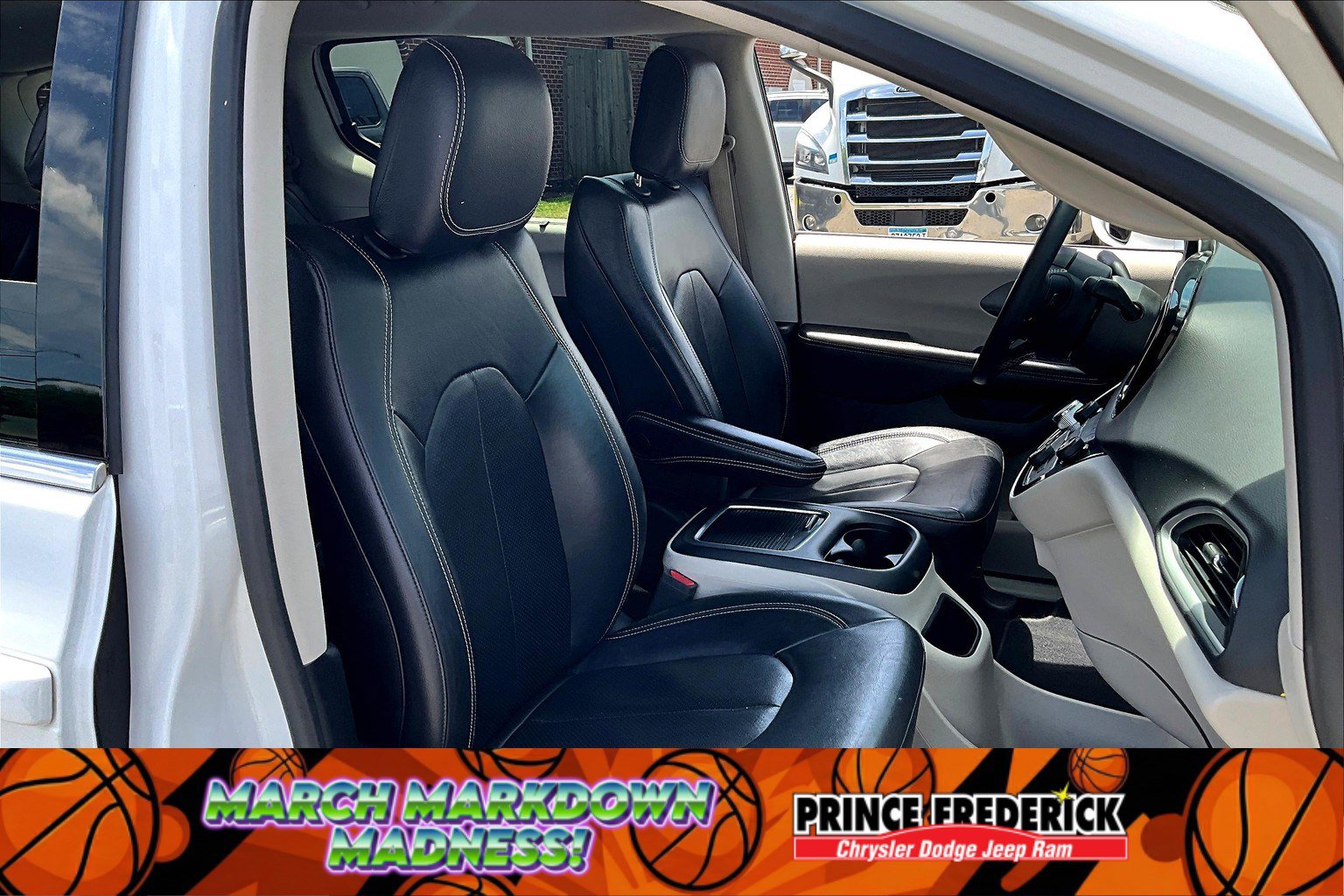 Used 2022 Chrysler Pacifica Touring-L image 7