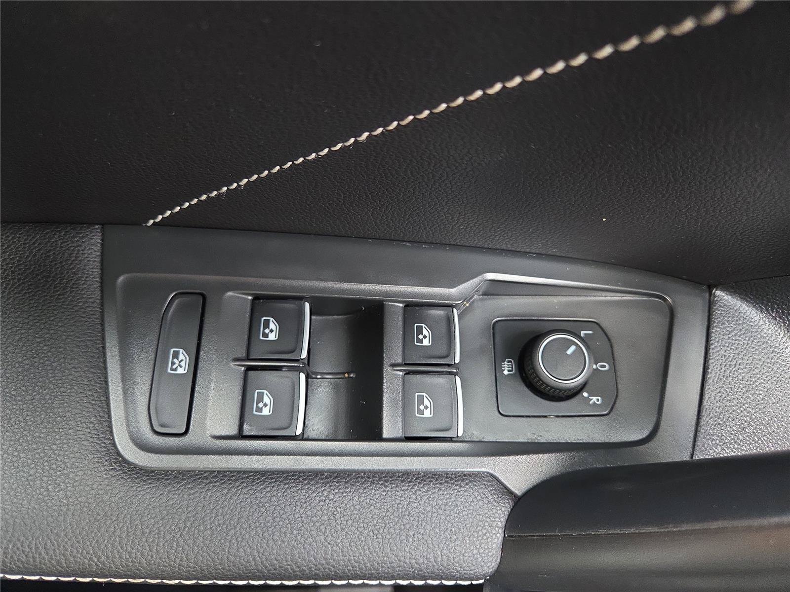 Certified 2022 Volkswagen Tiguan SE w/ Panoramic Sunroof Package AWD/4WD image 14