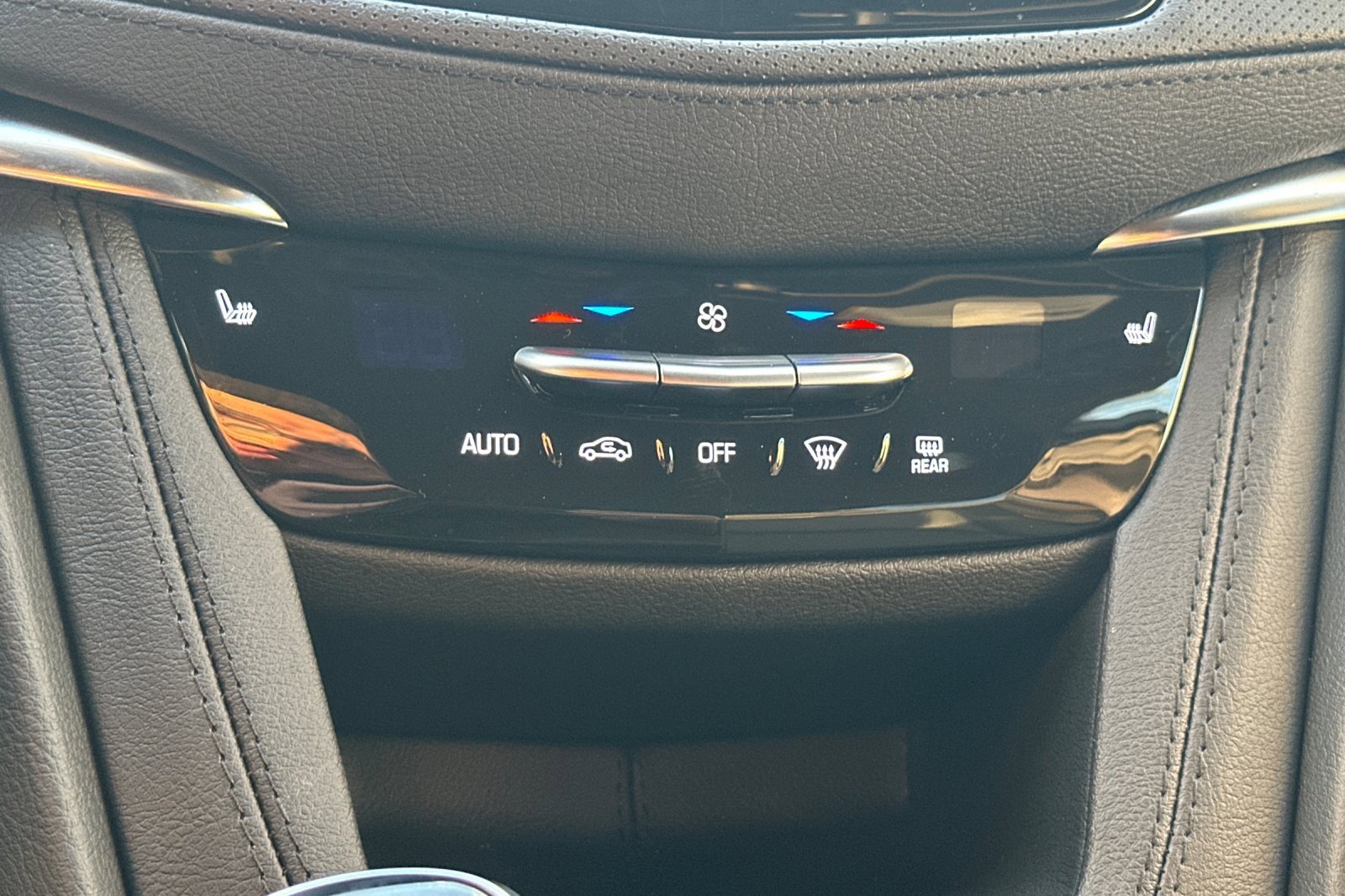 Used 2025 Cadillac XT6 Luxury image 29