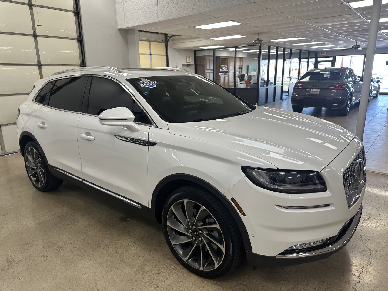 Used 2023 Lincoln Nautilus Reserve w/ Equipment Group 202A image 3