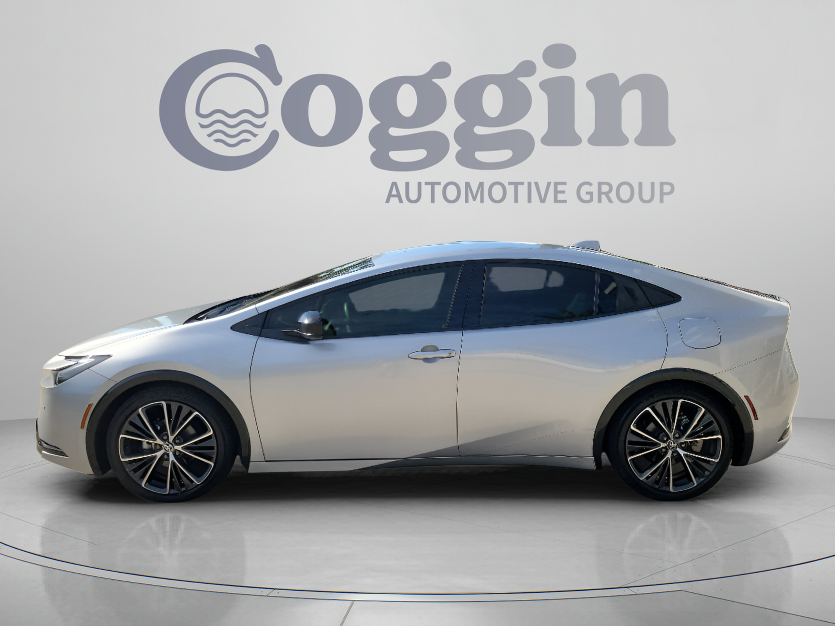 Used 2023 Toyota Prius XLE FWD image 2