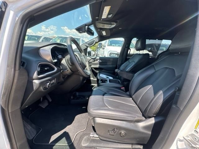 Used 2025 Chrysler Pacifica Select FWD image 2