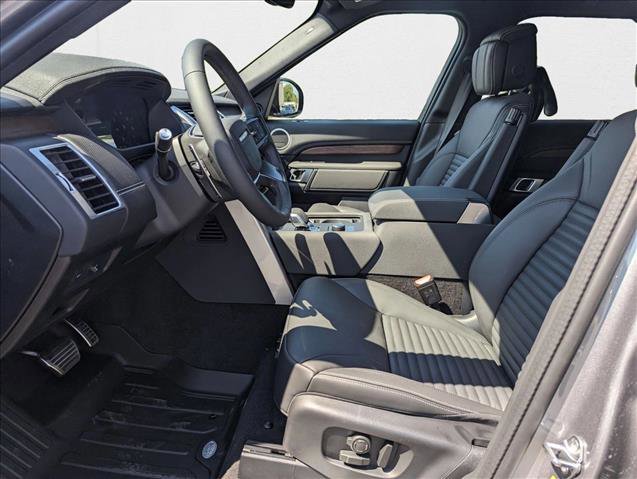 New 2025 Land Rover Discovery Dynamic SE image 4