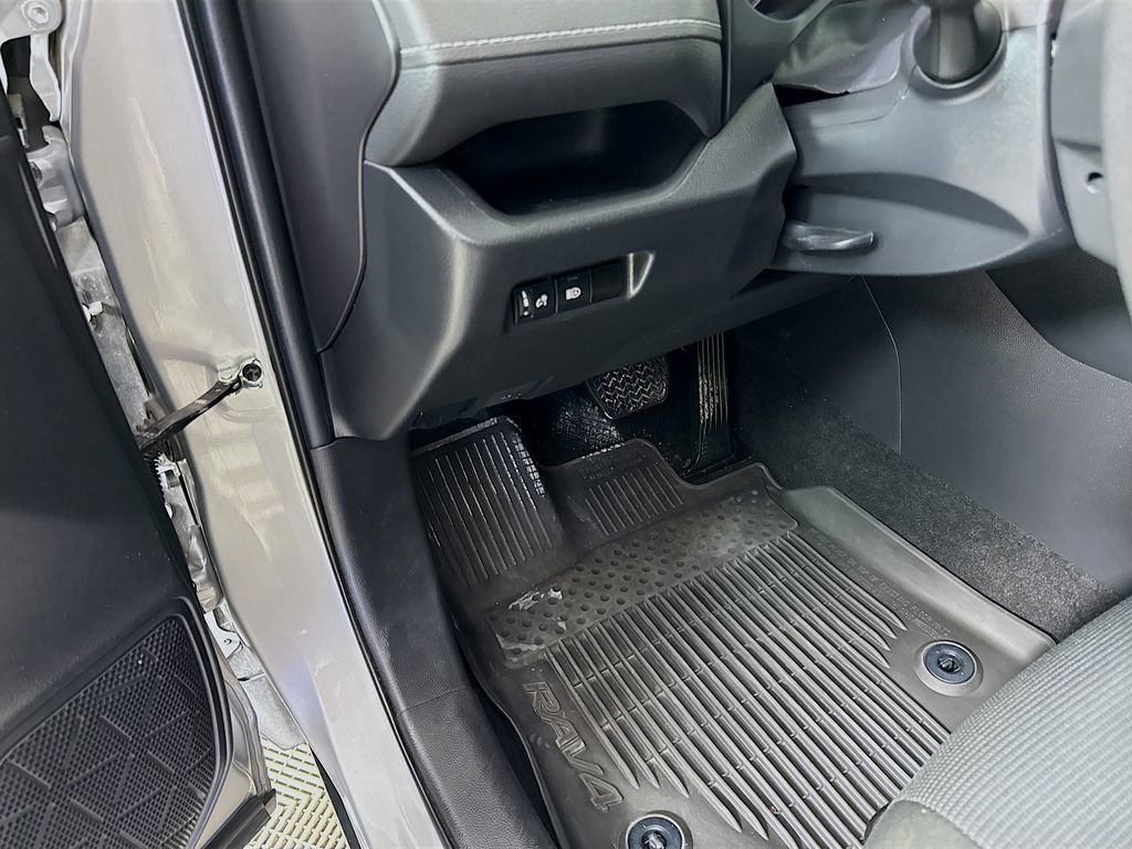 Used 2022 Toyota RAV4 LE FWD image 10