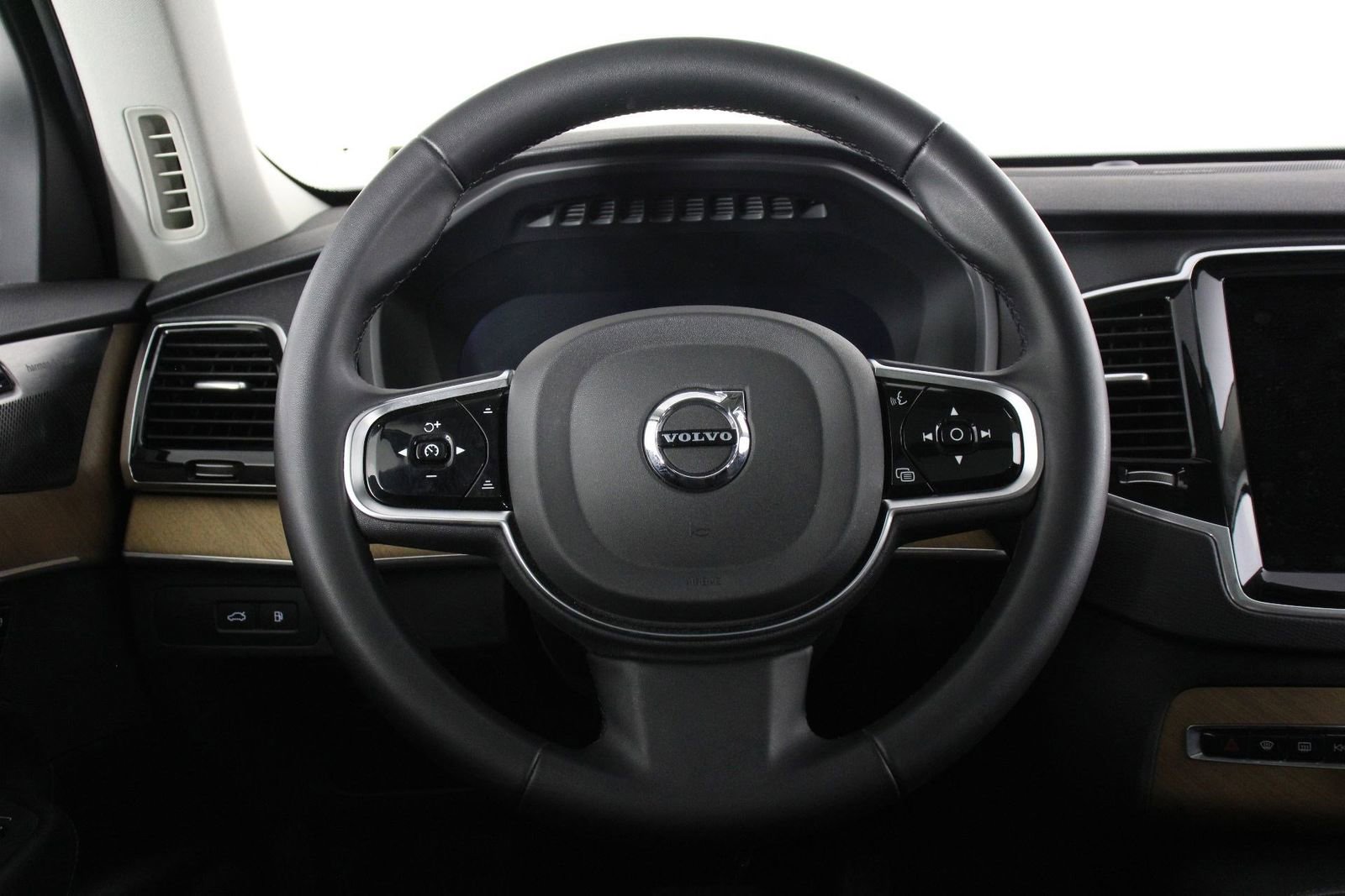 Certified 2024 Volvo XC90 T8 Plus w/ Protection Package Premier image 8