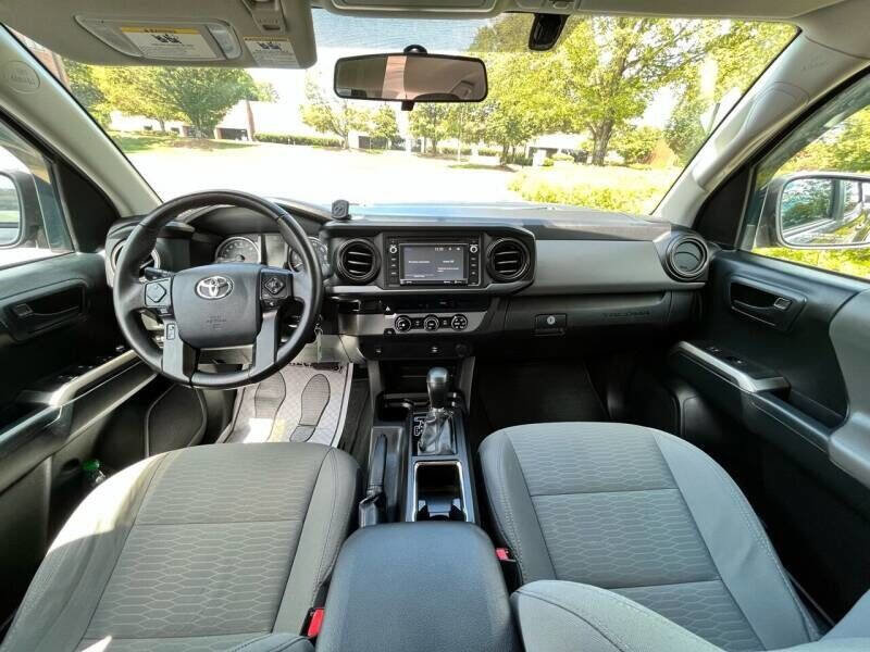 Used 2016 Toyota Tacoma SR5 RWD image 2