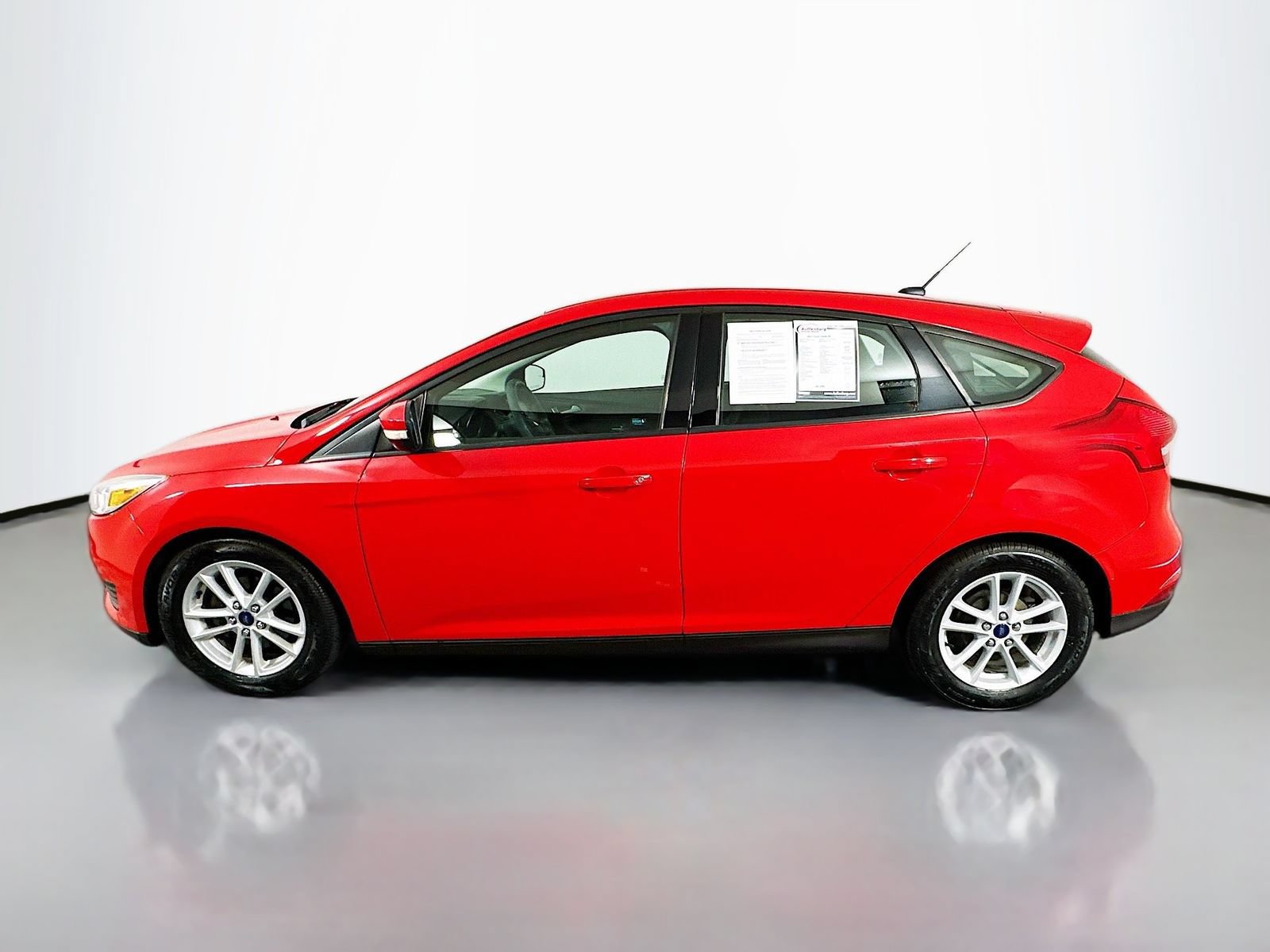 Used 2017 Ford Focus SE FWD image 4