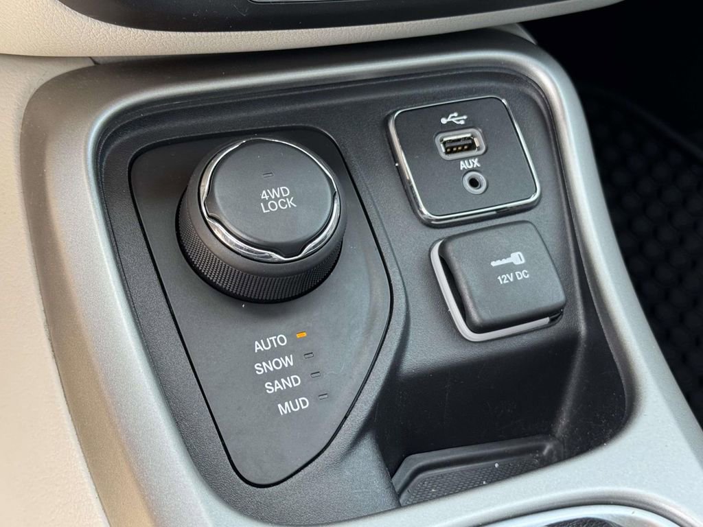 Used 2018 Jeep Compass Latitude w/ Cold Weather Group AWD/4WD image 20