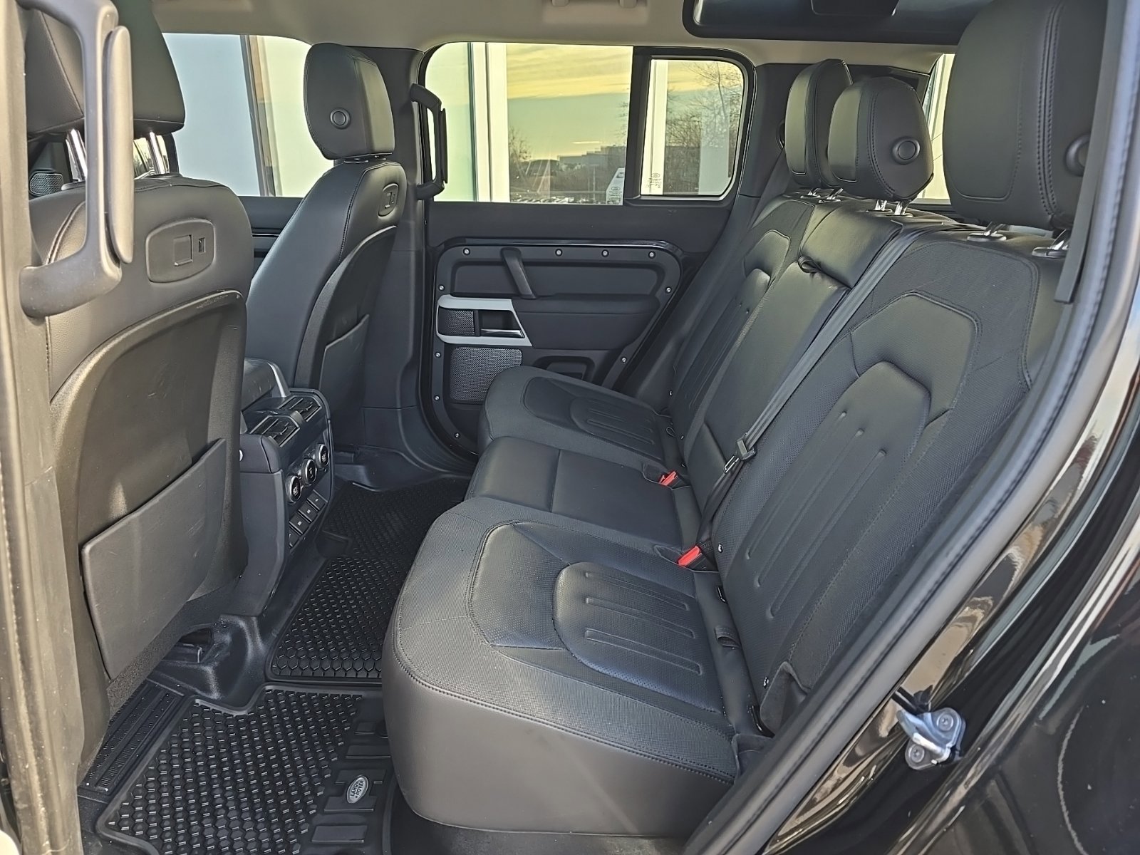 Used 2020 Land Rover Defender 110 SE image 8