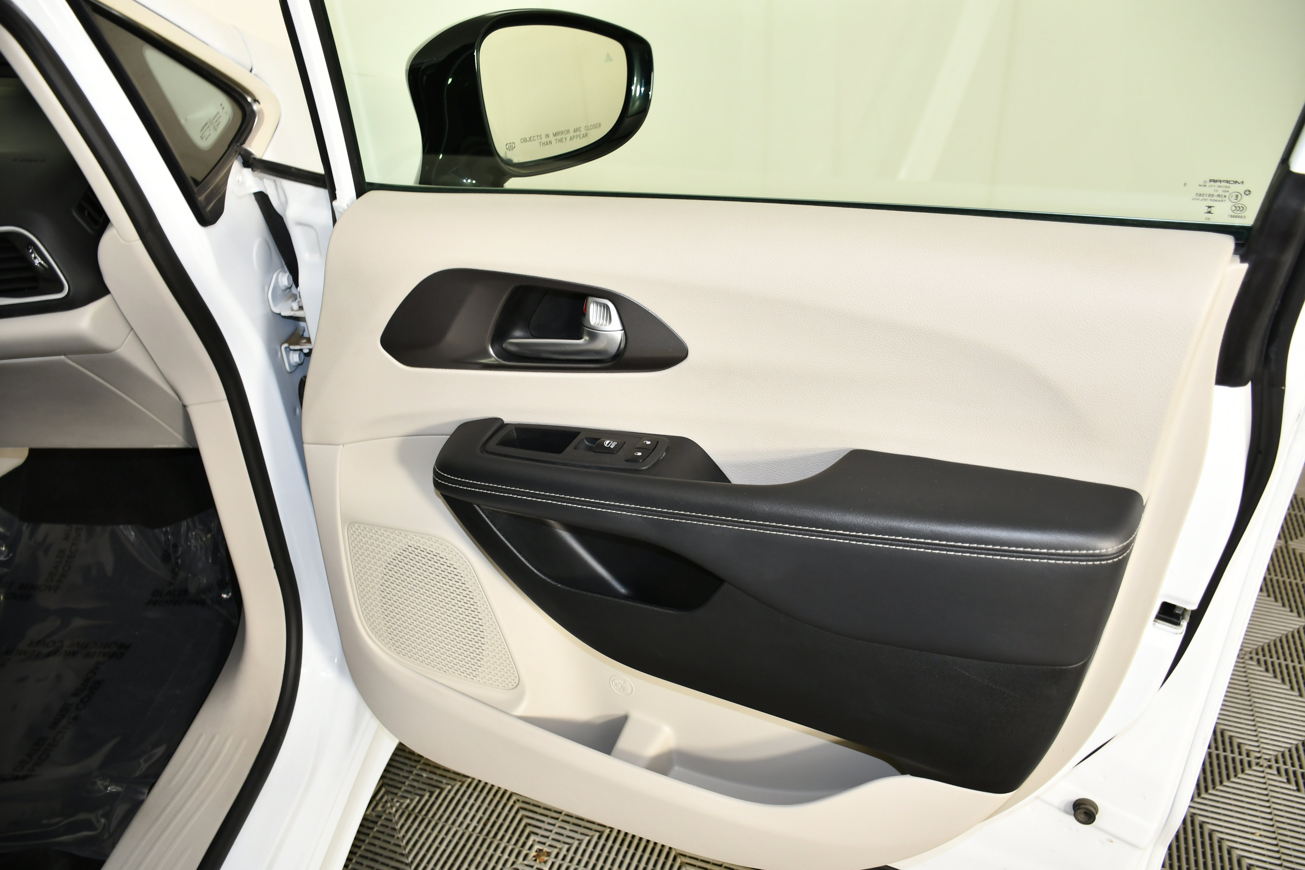 Used 2024 Chrysler Pacifica Touring-L image 40