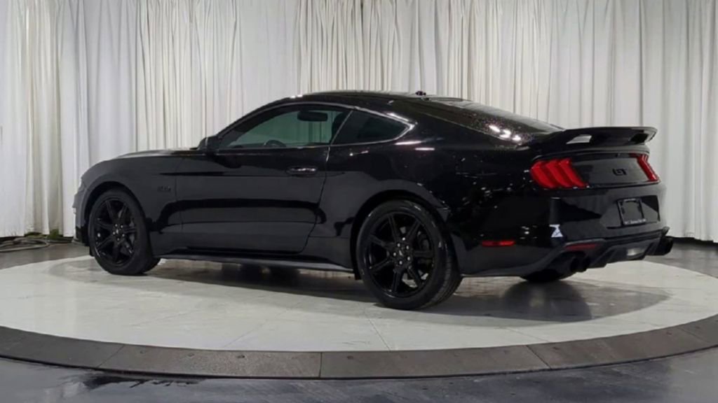 Used 2018 Ford Mustang GT Premium w/ Black Accent Package RWD image 6
