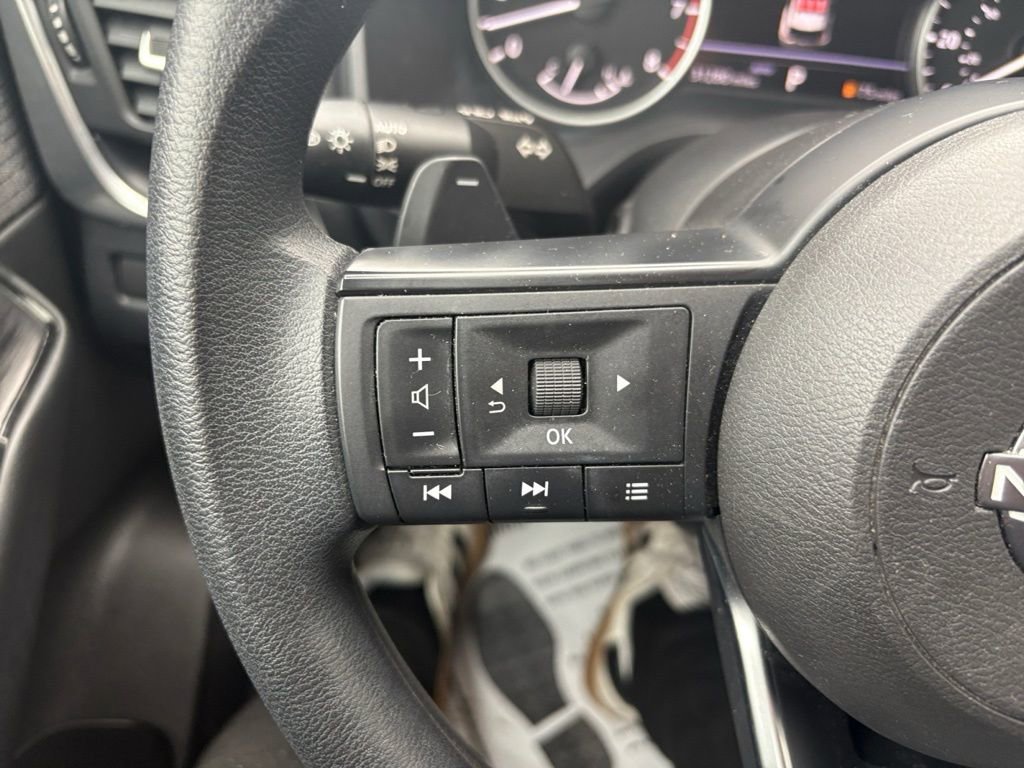 Used 2023 Nissan Rogue S image 11
