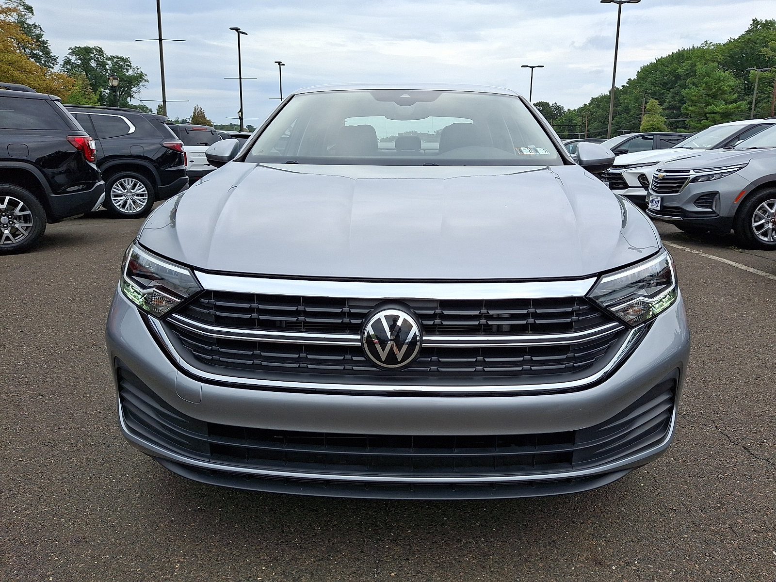Used 2023 Volkswagen Jetta SE FWD image 2