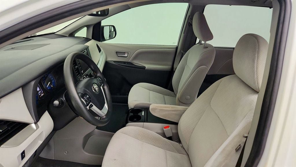 Used 2020 Toyota Sienna LE FWD image 19