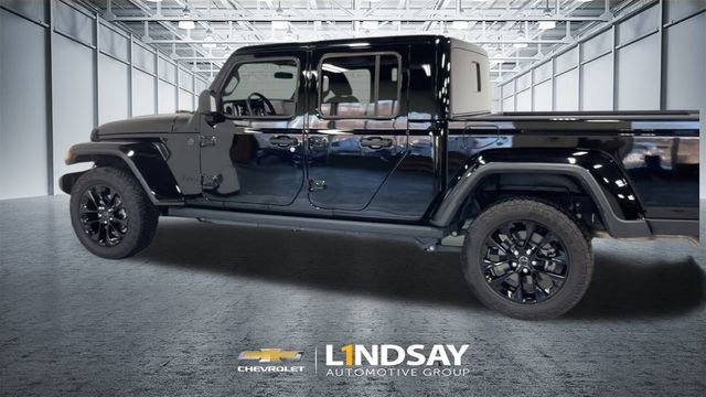 Used 2025 Jeep Gladiator Sport image 7
