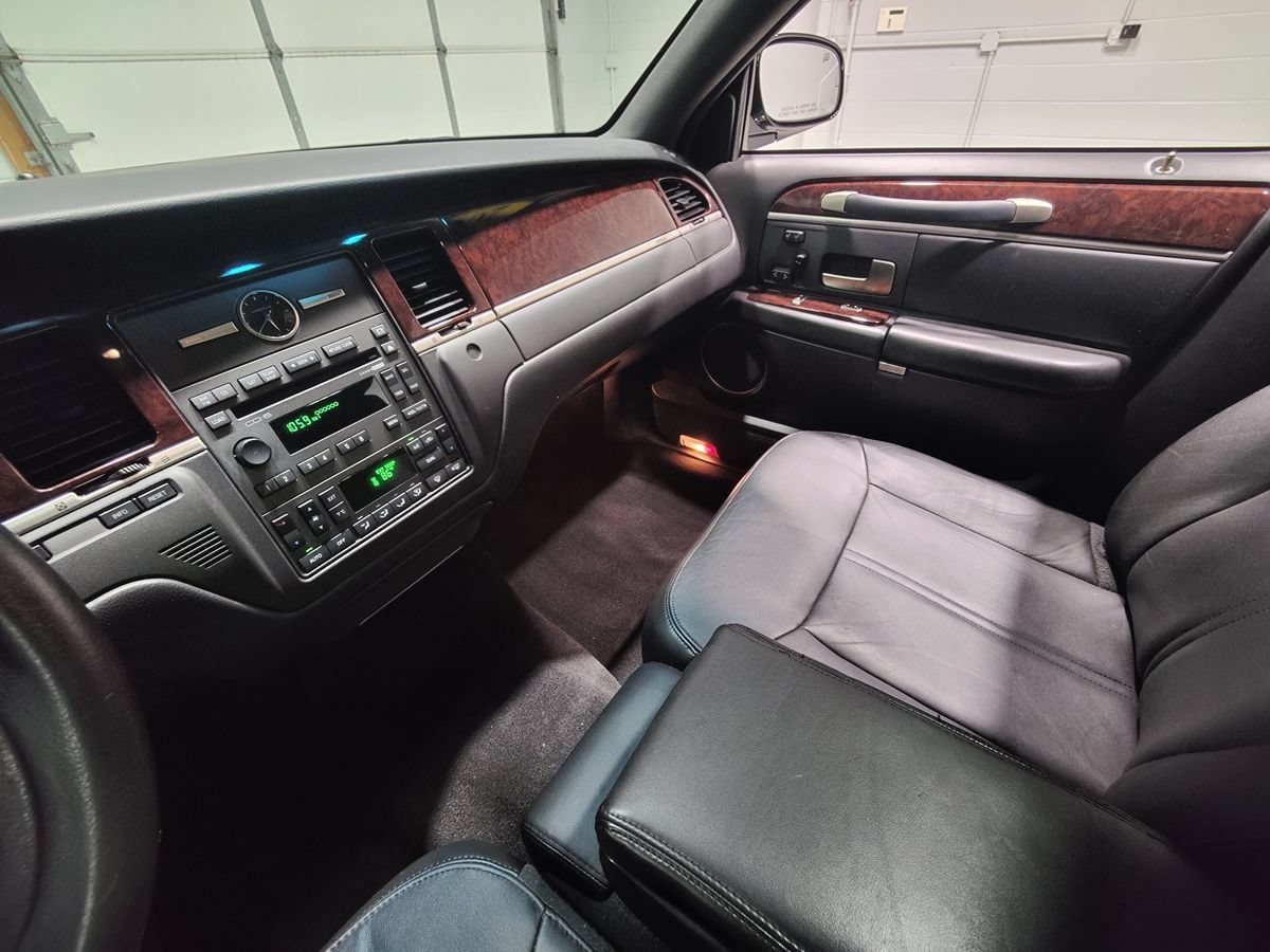 Used 2008 Lincoln Town Car Signature Limited RWD image 32