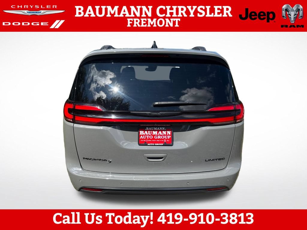 Used 2025 Chrysler Pacifica Limited FWD image 5