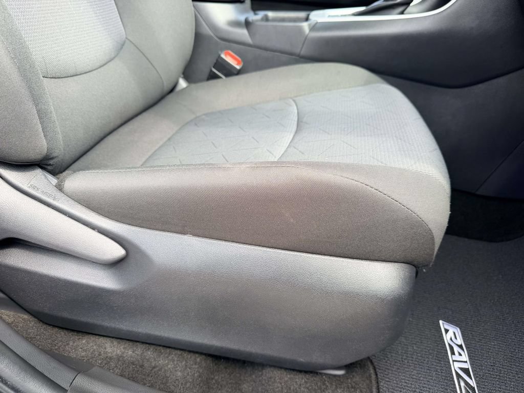Used 2025 Toyota RAV4 XLE AWD/4WD image 12