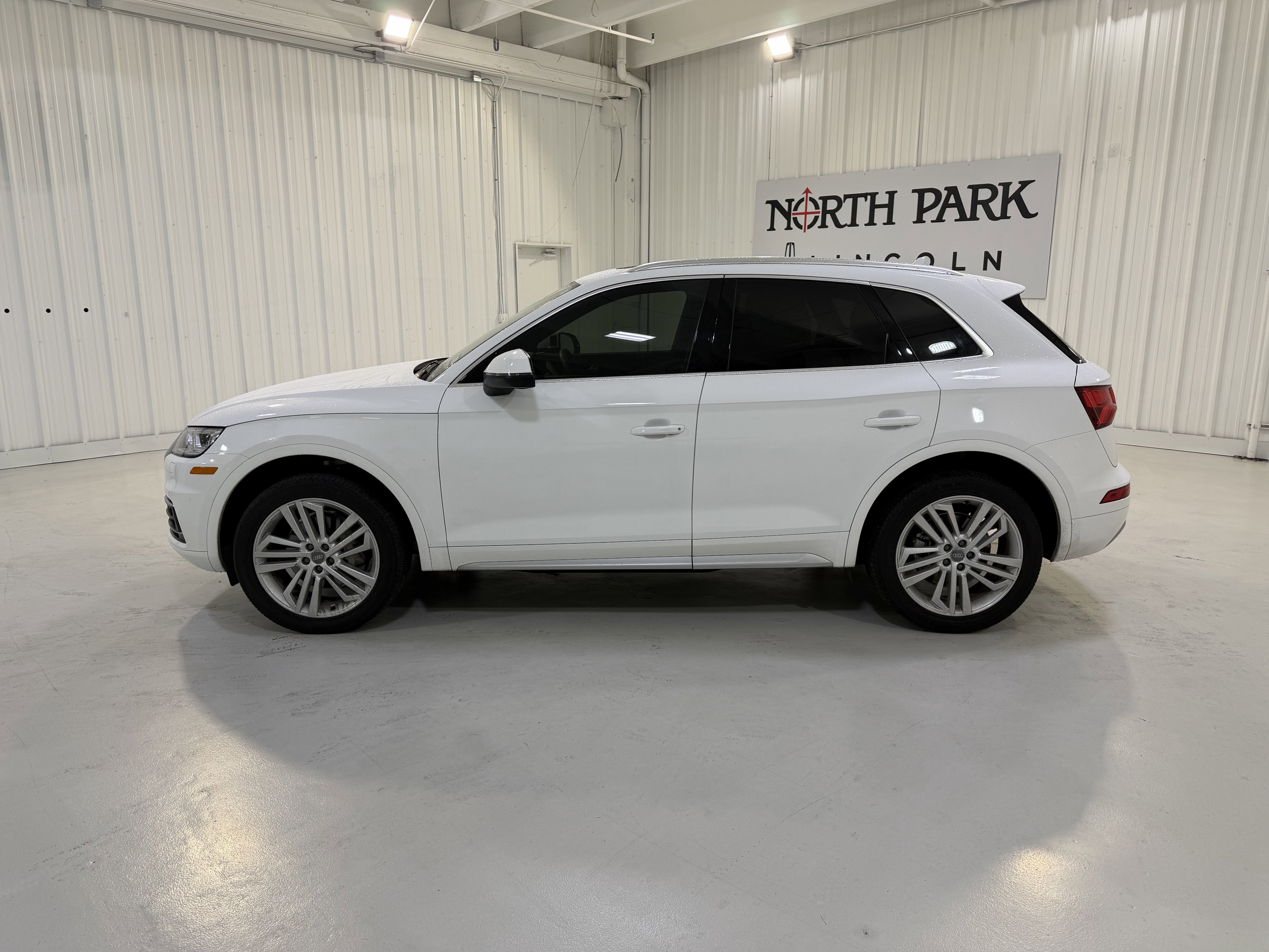 Used 2018 Audi Q5 2.0T Premium Plus w/ Premium Plus Package AWD/4WD image 2