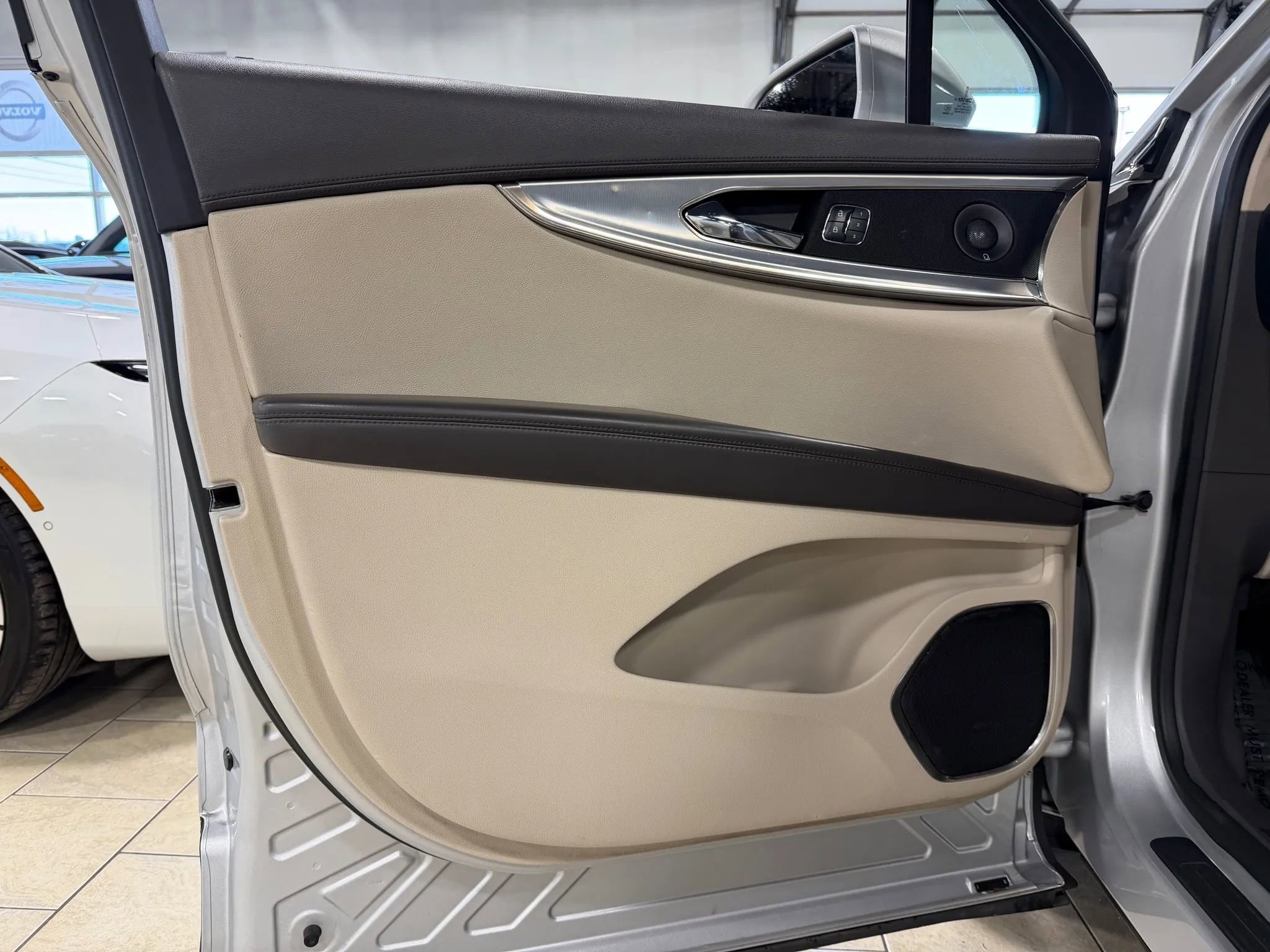 Used 2016 Lincoln MKX Reserve w/ Technology Package image 35