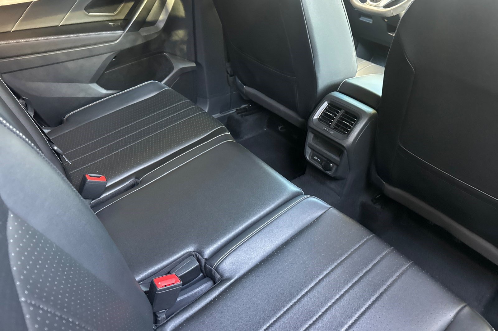Used 2024 Volkswagen Tiguan SE FWD image 32