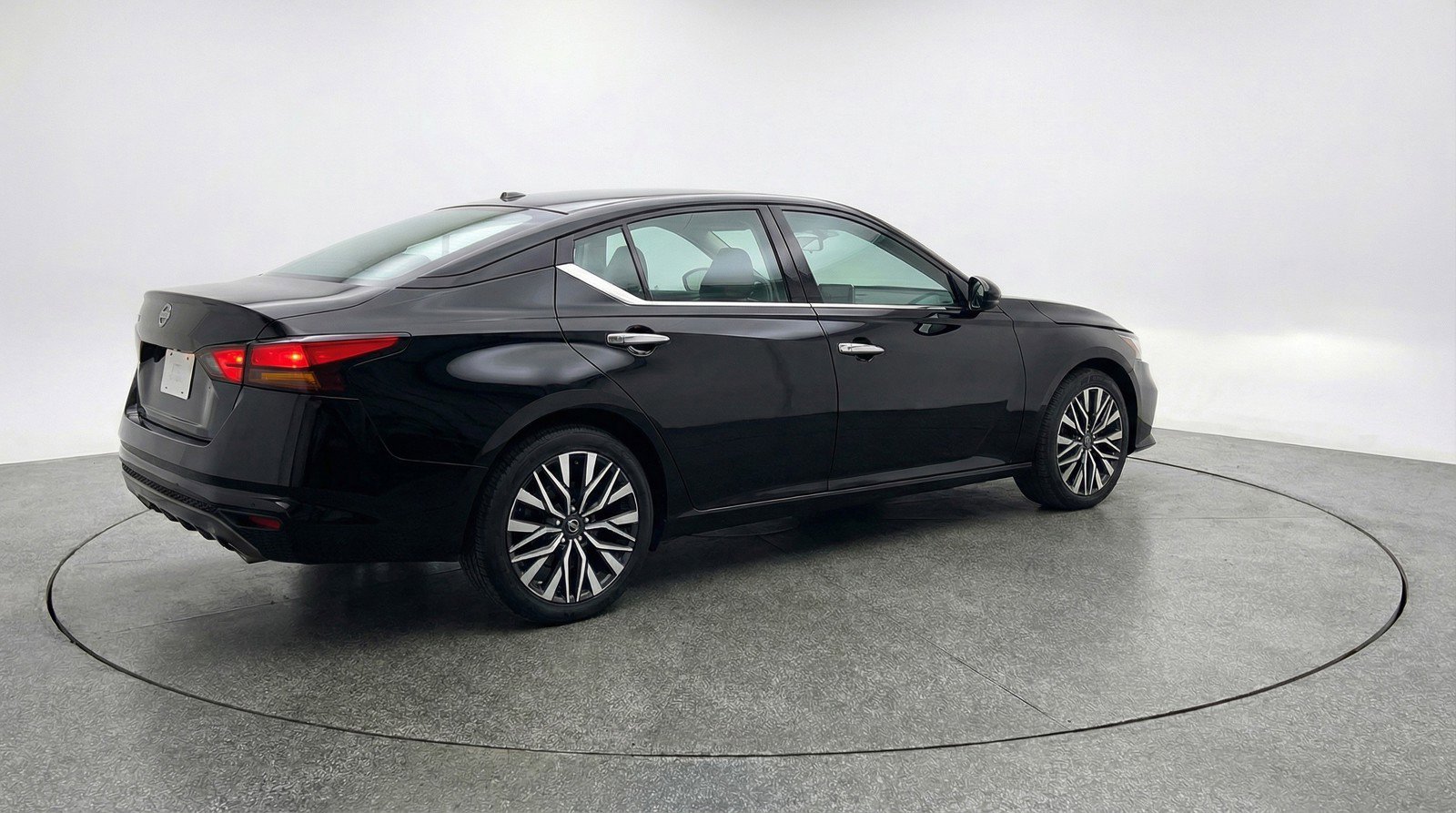 Used 2025 Nissan Altima 2.5 SV image 9