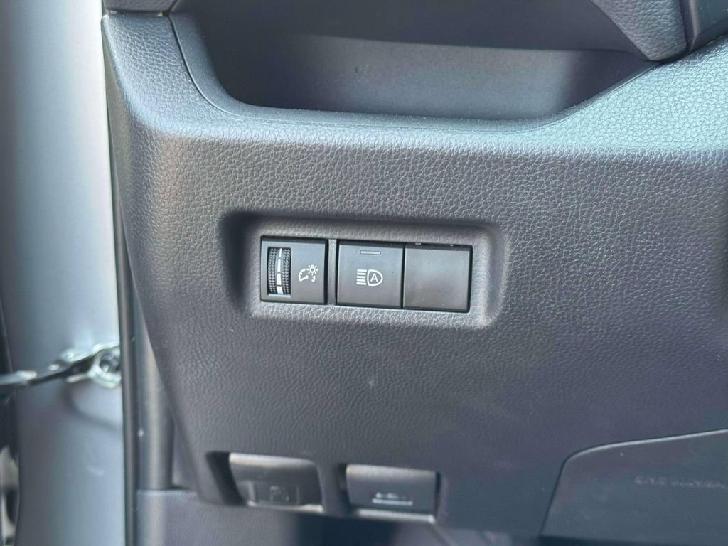 Used 2025 Toyota RAV4 XLE AWD/4WD image 21