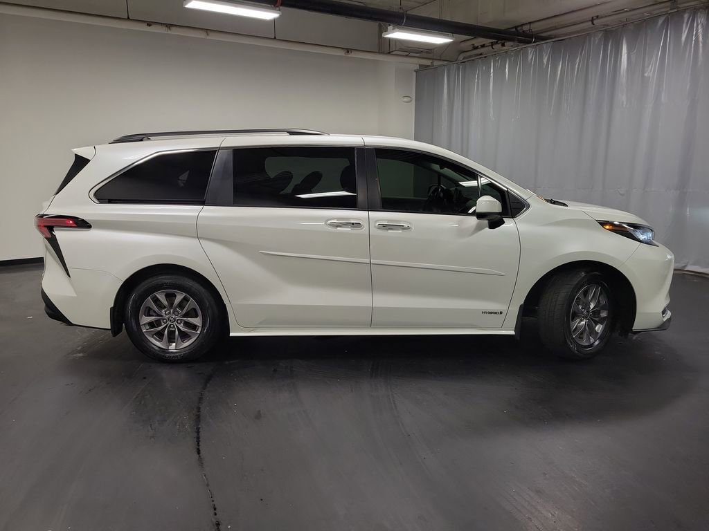 Used 2021 Toyota Sienna XLE image 9