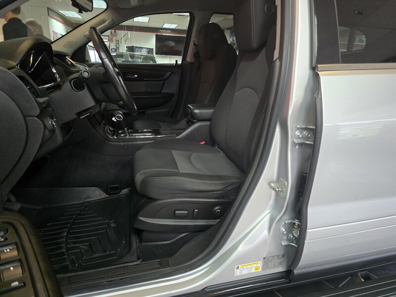 Used 2015 Chevrolet Traverse LT w/ Style and Technology Package FWD image 9