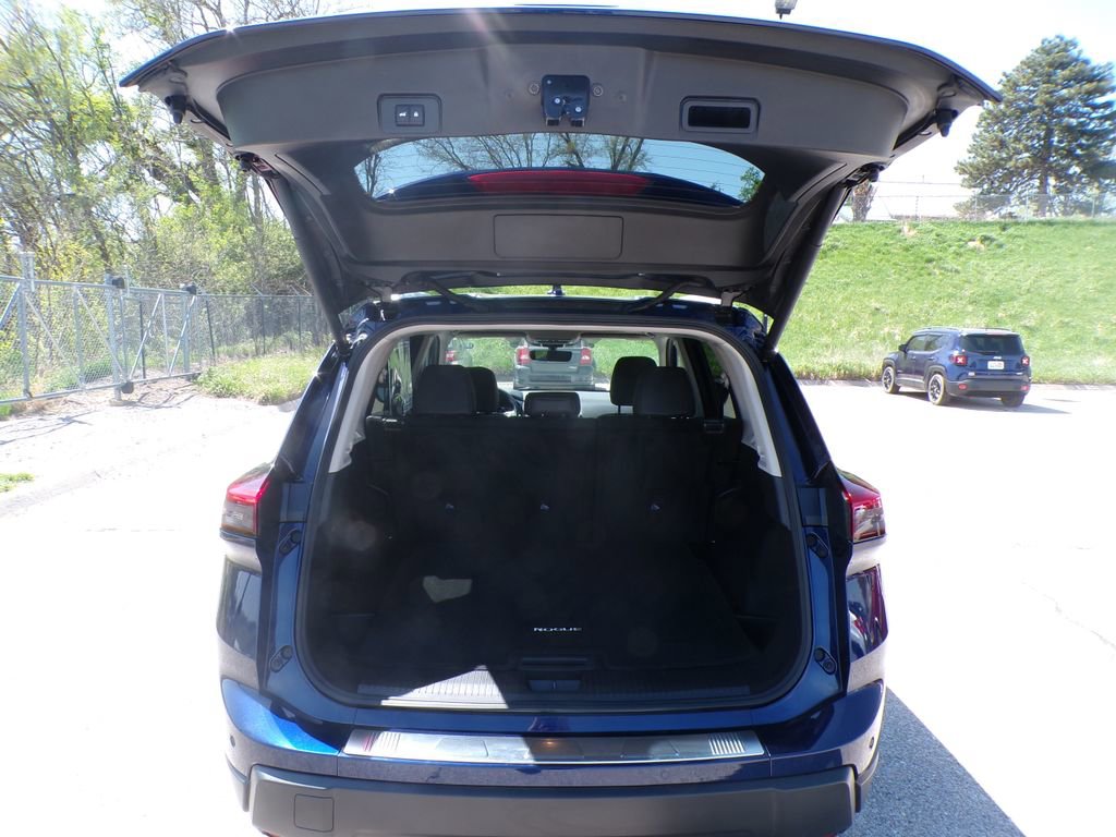 Used 2024 Nissan Rogue SV w/ SV Premium Package image 9