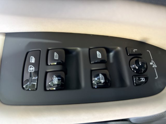 Certified 2026 Volvo XC90 B6 Plus AWD/4WD image 18