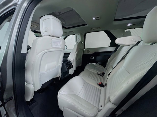 Used 2024 Land Rover Discovery S image 17