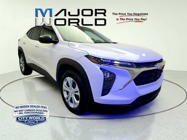 Used 2025 Chevrolet Trax LS FWD image 2