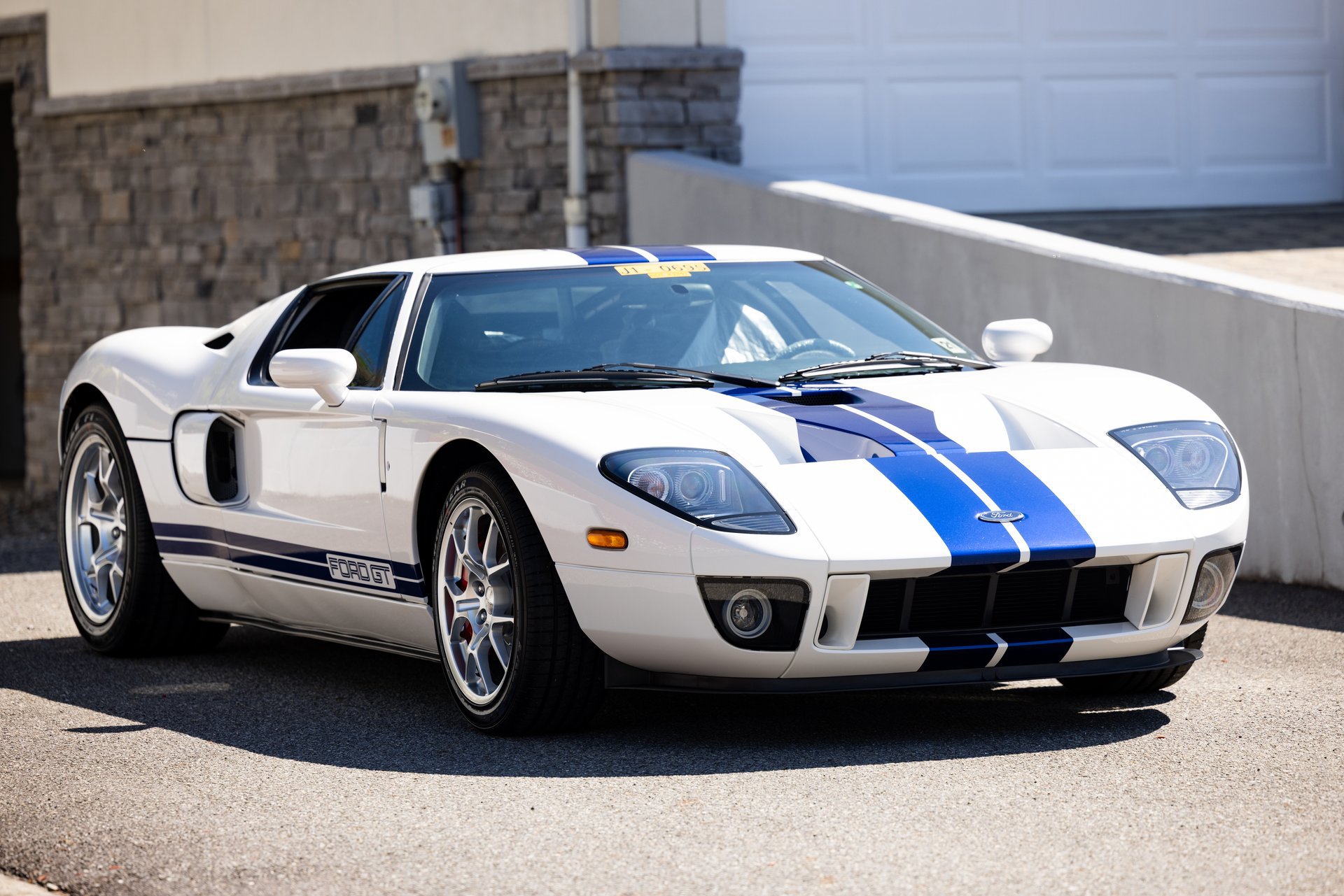 Used 2006 Ford GT RWD image 9