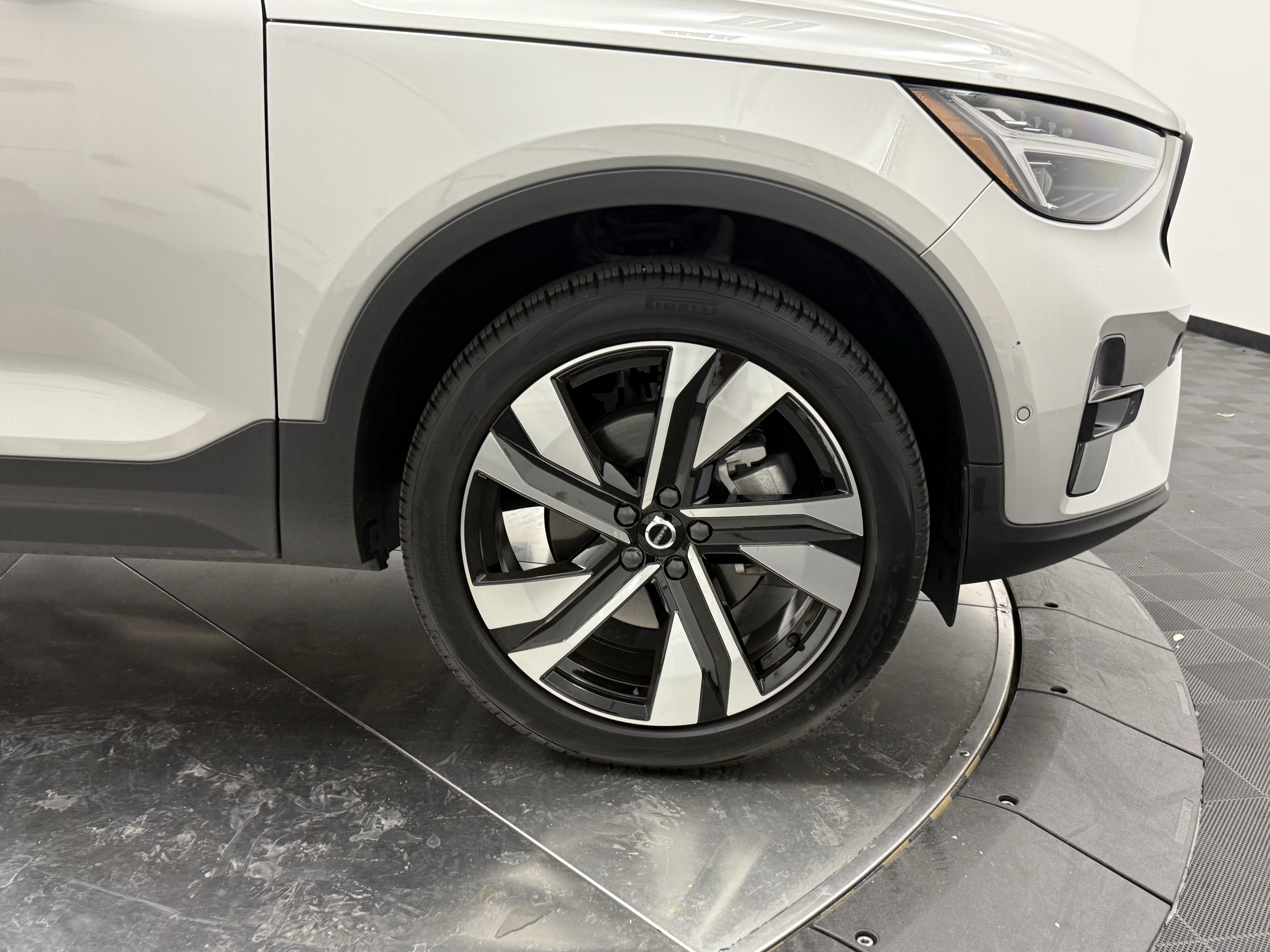 Certified 2025 Volvo XC40 B5 Ultra AWD/4WD image 10
