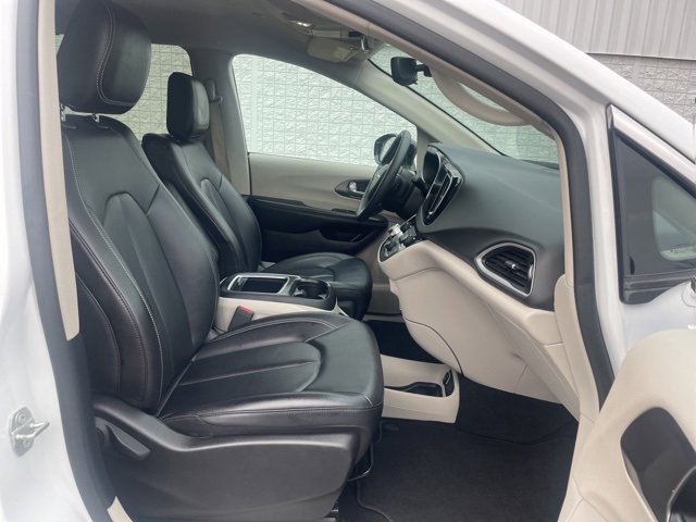 Used 2024 Chrysler Pacifica Touring-L image 18