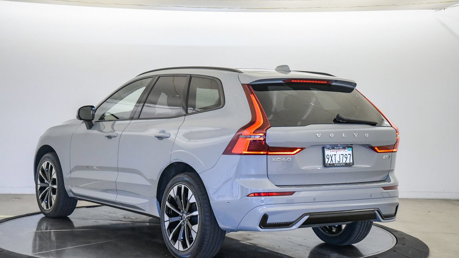 Certified 2026 Volvo XC60 B5 Plus w/ Climate Package PRO AWD/4WD image 2