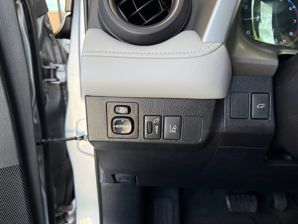 Used 2018 Toyota RAV4 Limited FWD image 18