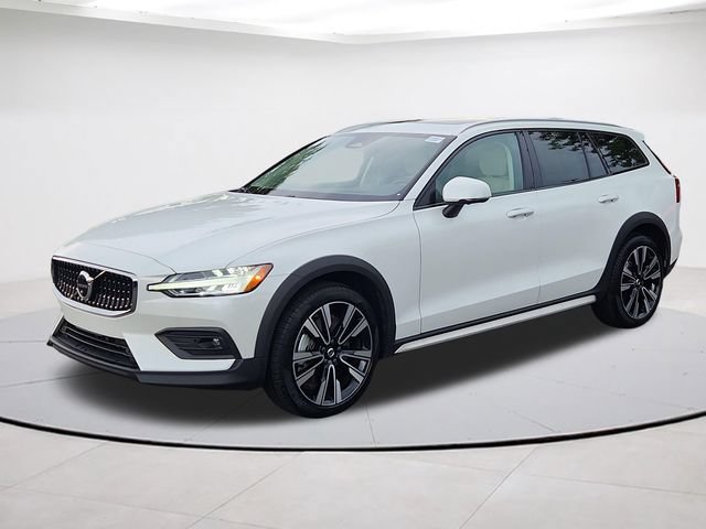 Certified 2025 Volvo V60 B5 Cross Country Ultra AWD/4WD image 1