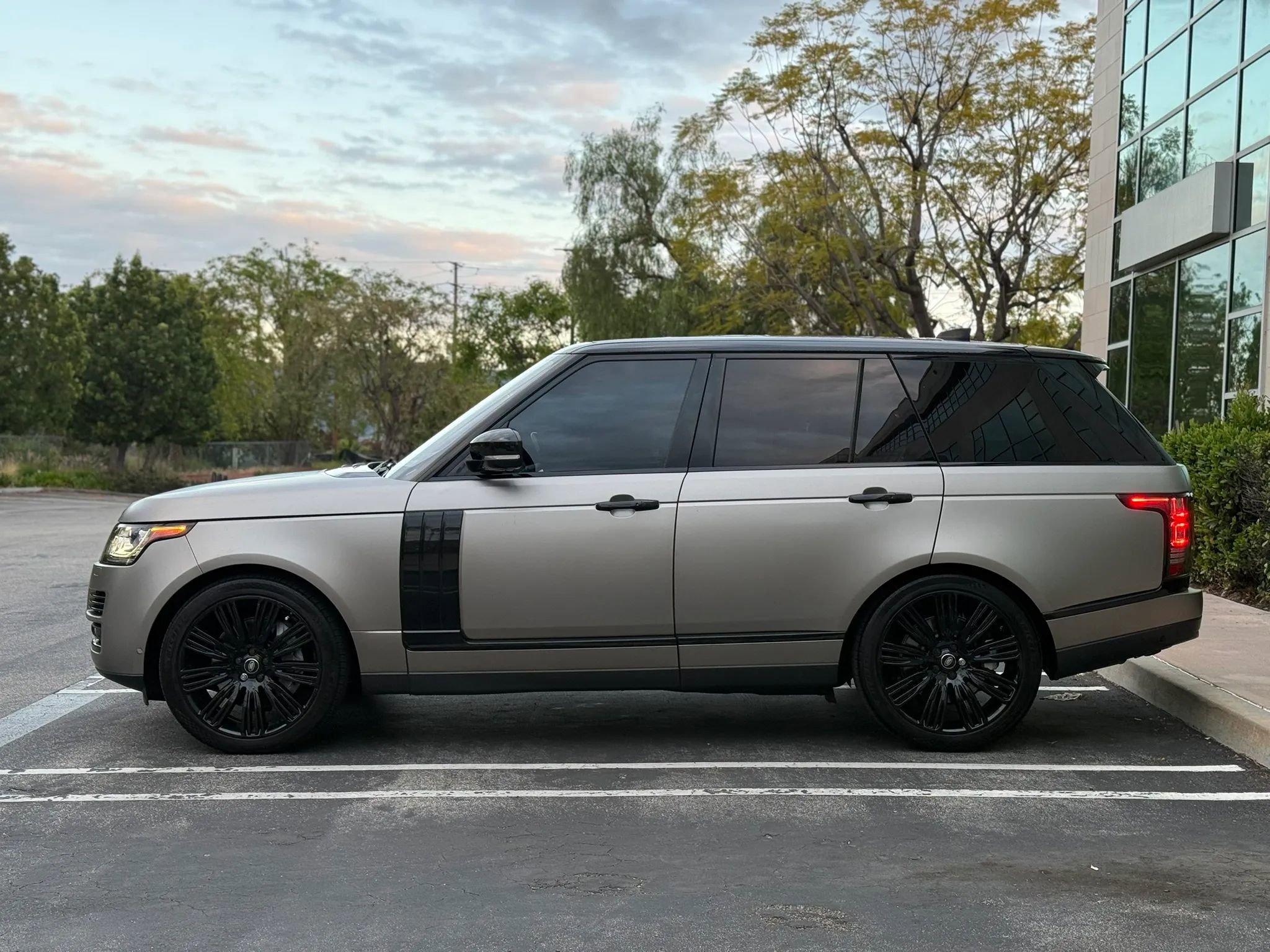 Used 2017 Land Rover Range Rover Supercharged AWD/4WD image 2