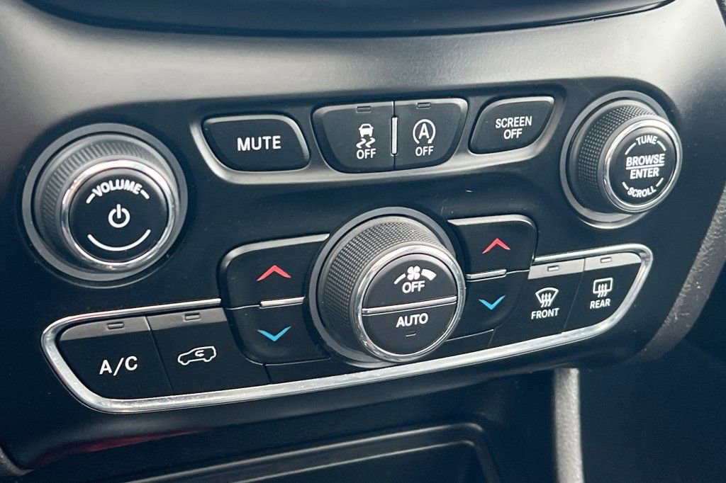 Used 2019 Jeep Cherokee Limited w/ Luxury Group image 18