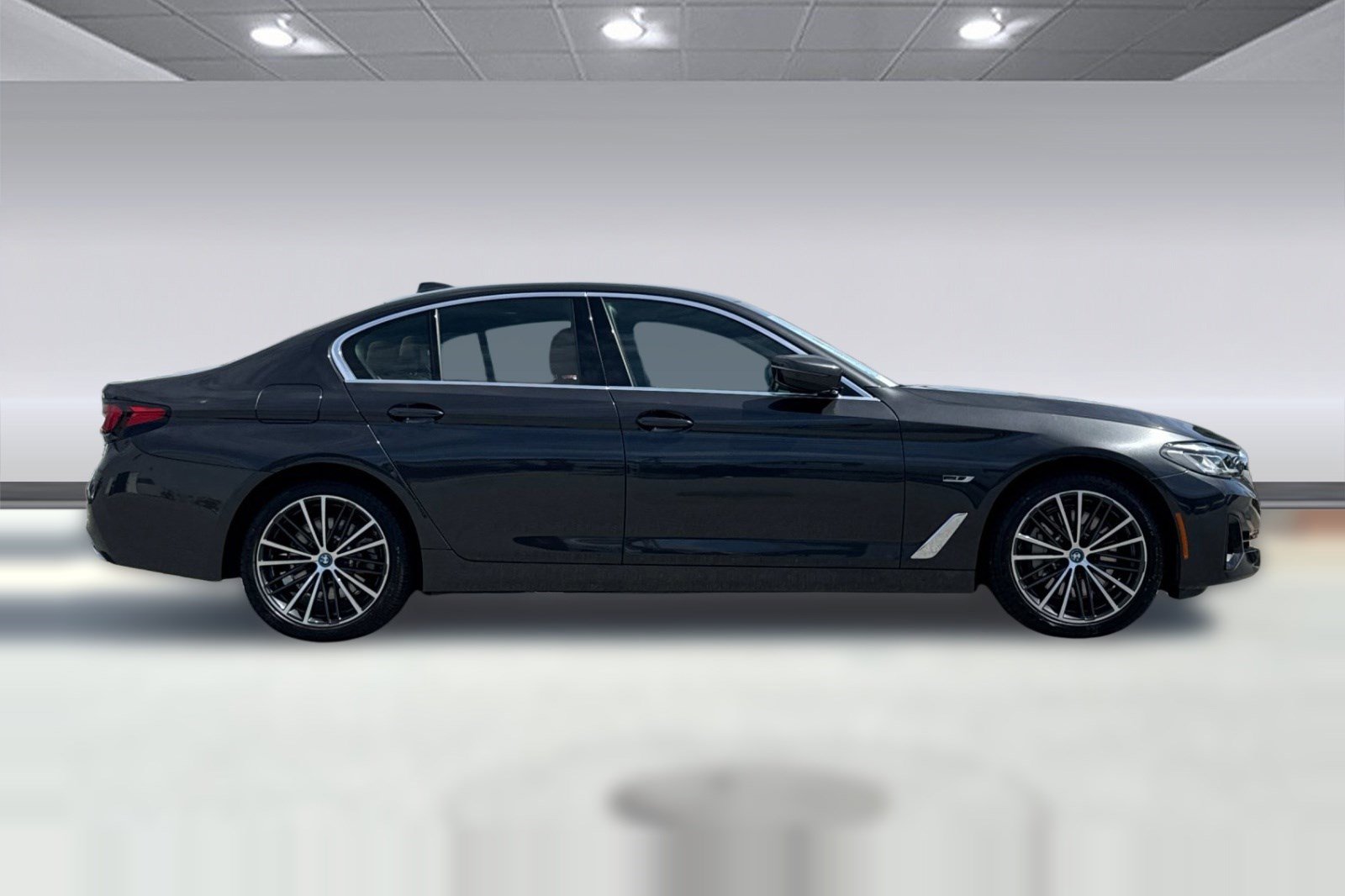 Used 2023 BMW 530e w/ Convenience Package image 7