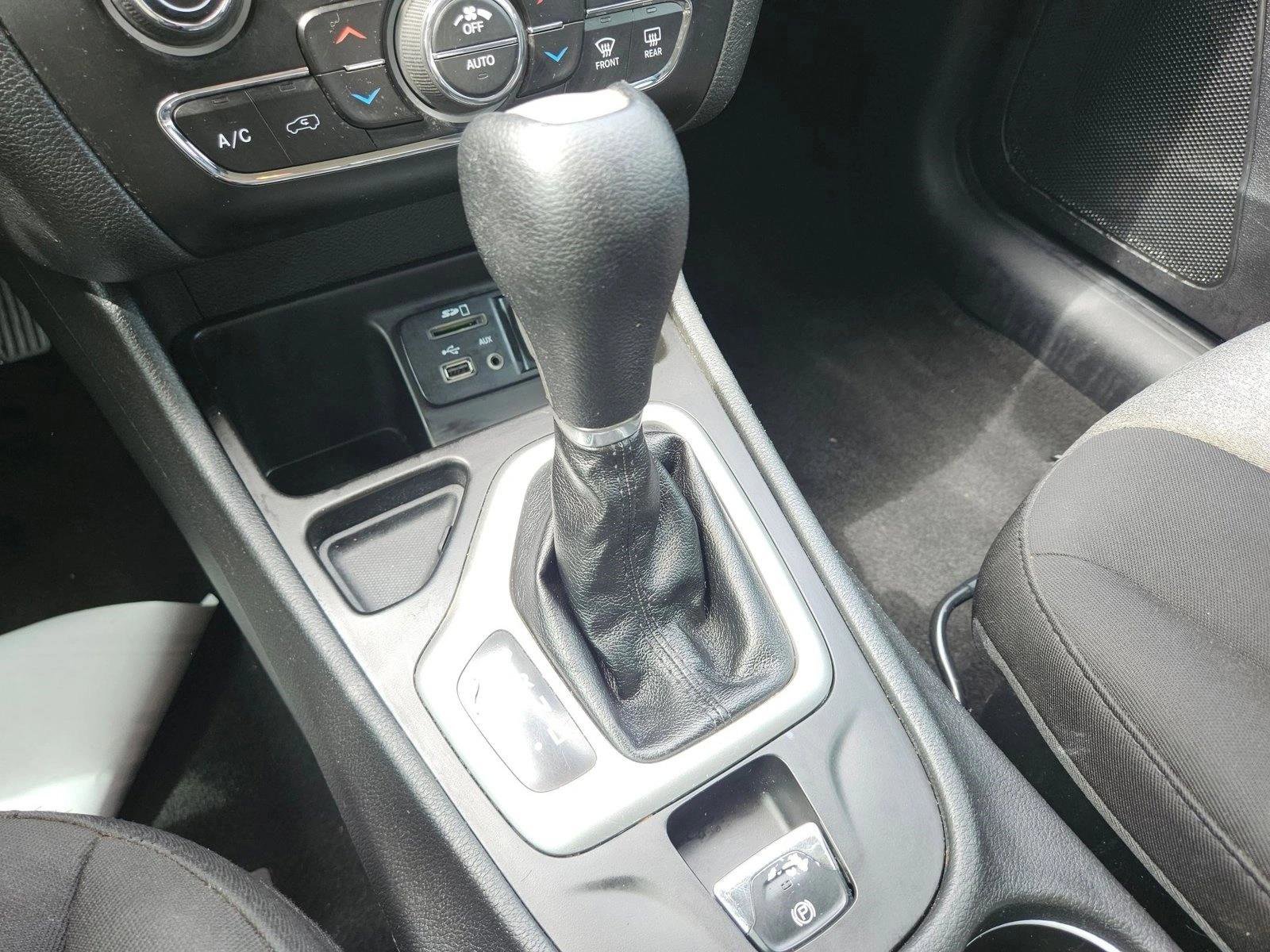 Used 2014 Jeep Cherokee Latitude w/ Comfort/Convenience Group FWD image 17