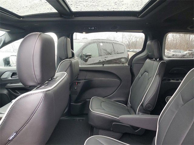 New 2026 Chrysler Pacifica Limited w/ Trailer Tow Group image 10