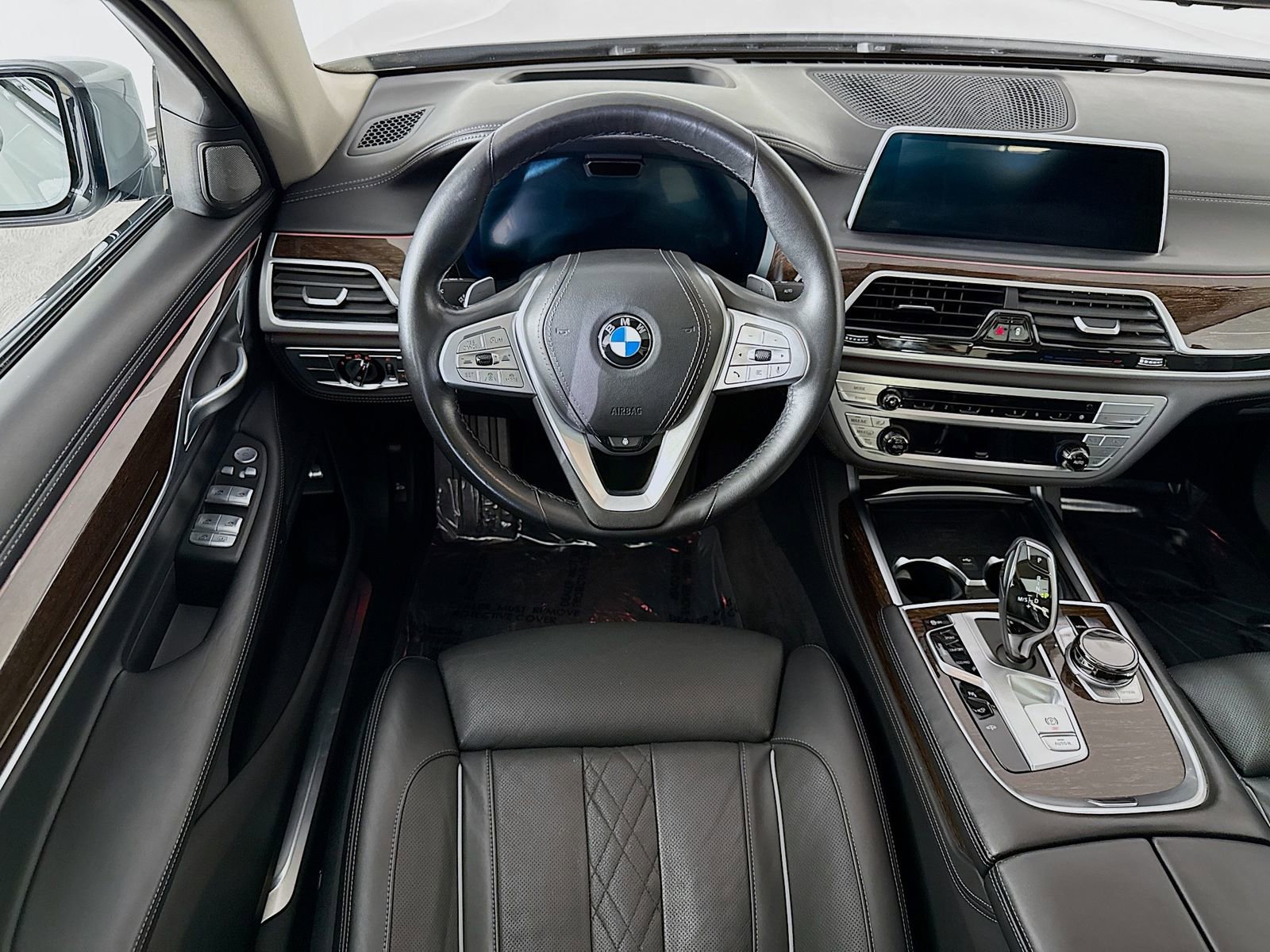 Used 2021 BMW 750i xDrive w/ Executive Package image 24