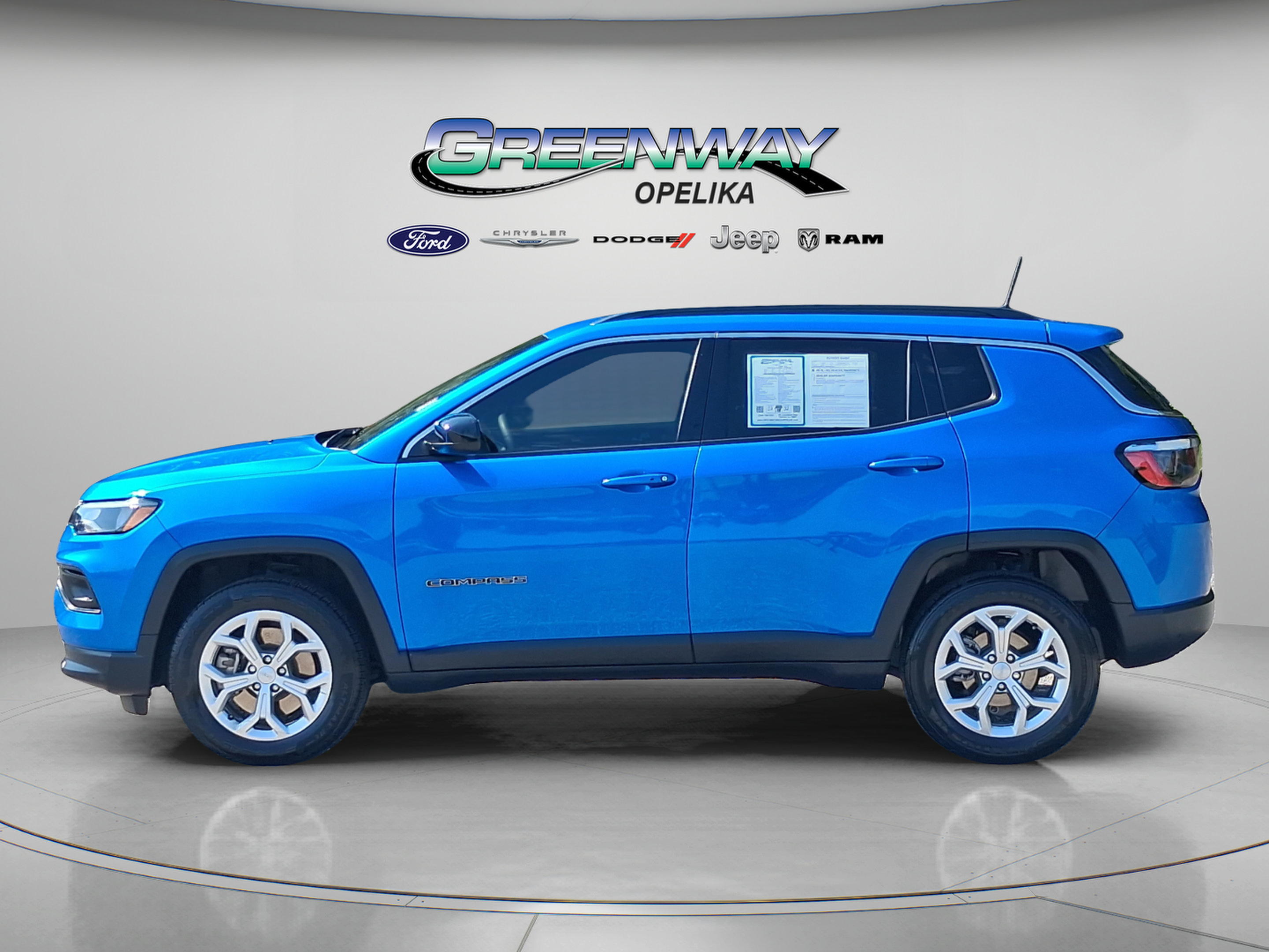 Used 2024 Jeep Compass Latitude AWD/4WD image 4
