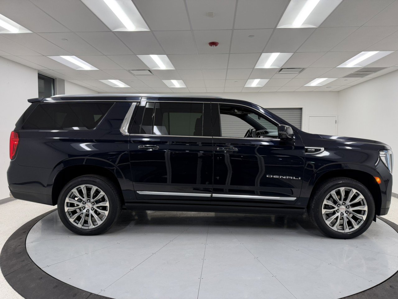 Used 2021 GMC Yukon XL Denali image 7